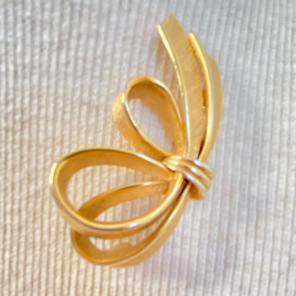 💎Boucher Brooch Gold Tone Bow Signed